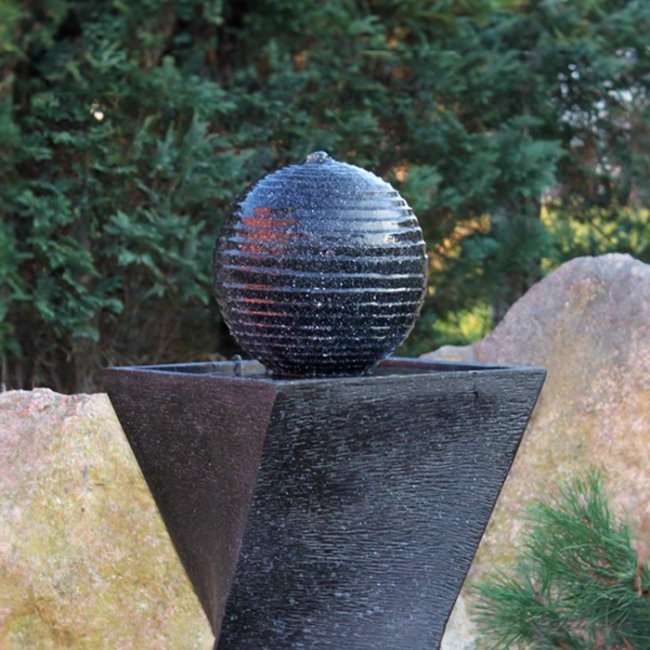 Fontaine avec deux anges portant une boule lumineuse solaire